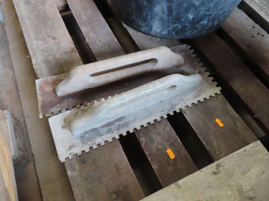 Palle med diverse murerredskaber