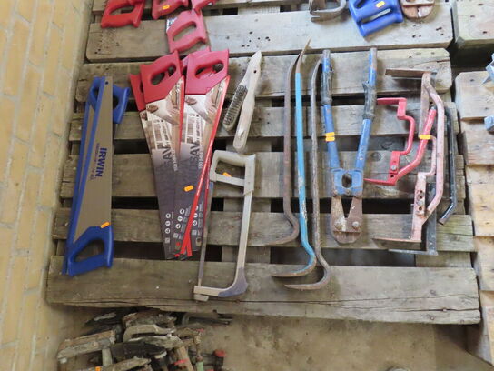 Palle med værktøj af håndsav, boltsak mv.