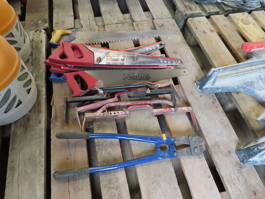 Palle med værktøj af murstensløftere, boltsaks mv.
