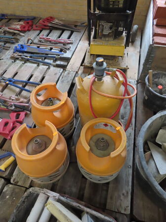 4 stk gasflasker med en enkelt brænder