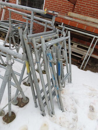 Bukkestillads med forhøjere uden broer