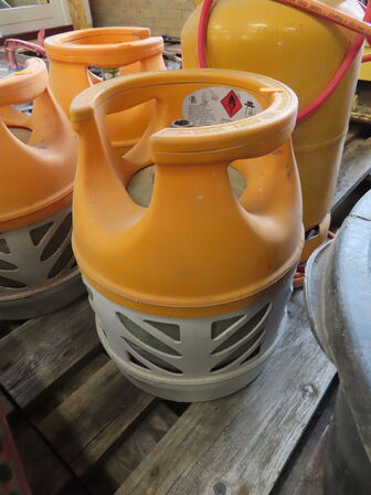 4 stk gasflasker med en enkelt brænder