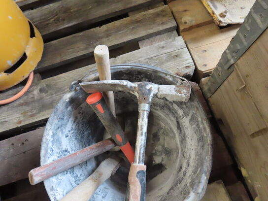 Palle med diverse murerredskaber