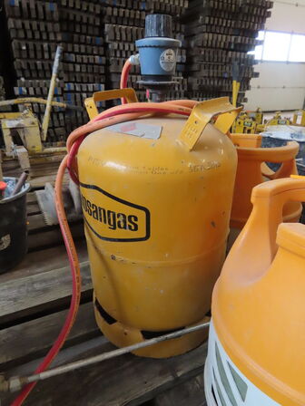 4 stk gasflasker med en enkelt brænder