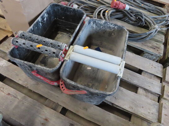 Kasse med 10 stk syrekoste og 2 stk fliserensespand