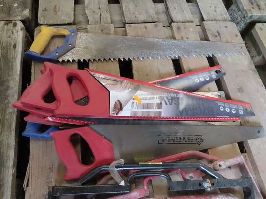 Palle med værktøj af murstensløftere, boltsaks mv.