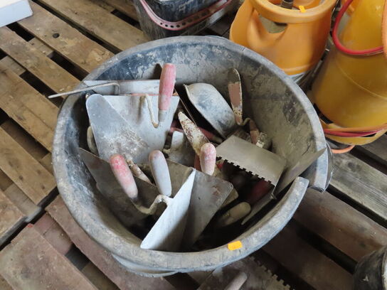 Palle med diverse murerredskaber