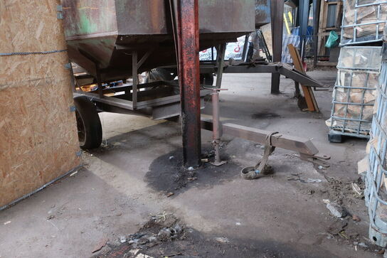 Vogn med 2 stk. stativer til pakning af brænde