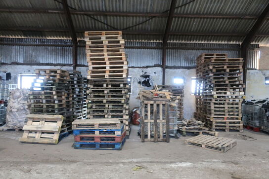 Diverse træ samt paller