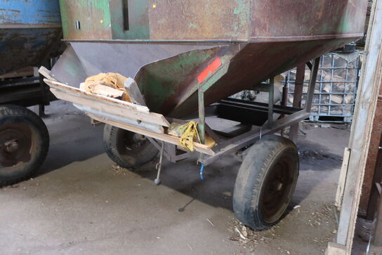 Vogn med 2 stk. stativer til pakning af brænde