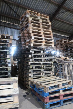 Diverse træ samt paller