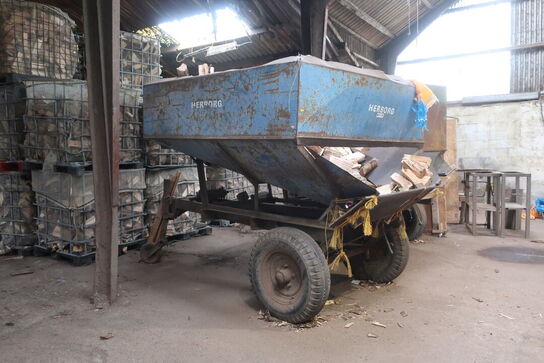 Vogn med 2 stk. stativer til pakning af brænde