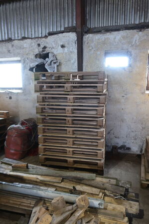 Diverse træ samt paller