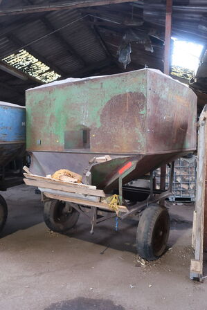 Vogn med 2 stk. stativer til pakning af brænde