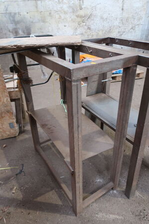 Vogn med 2 stk. stativer til pakning af brænde