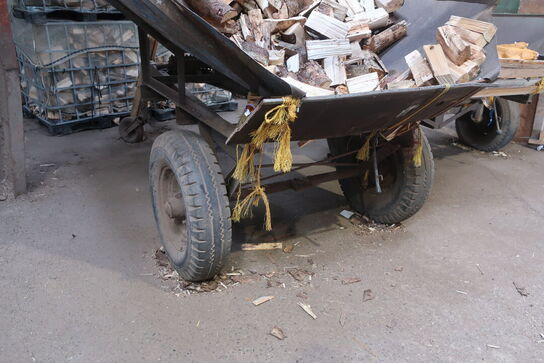 Vogn med 2 stk. stativer til pakning af brænde