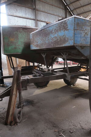 Vogn med 2 stk. stativer til pakning af brænde