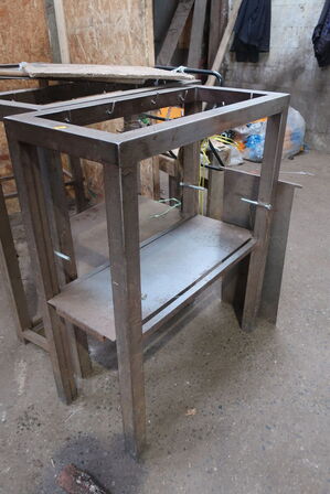 Vogn med 2 stk. stativer til pakning af brænde