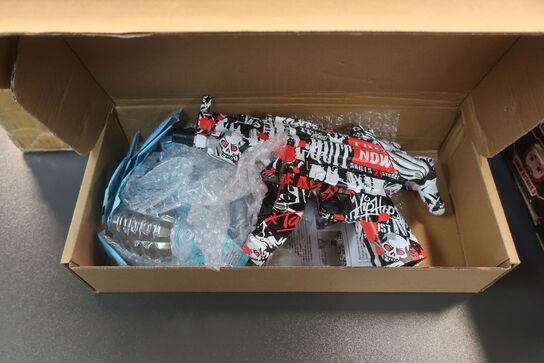 24 stk. dance hero, 12 stk. elektrisk legetøjspistol, batterier, lader og kabler