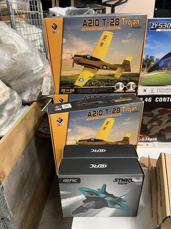 9 stk. elektrisk gel legetøjspistol, 9 stk. fjernstyret fly og batteri magasiner