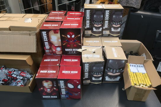 24 stk. dance hero, 12 stk. elektrisk legetøjspistol, batterier, lader og kabler