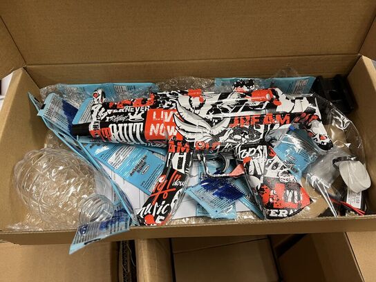 10 stk. ironhand, 17 stk. elektrisk gel legetøjspistol og fjernstyret fly