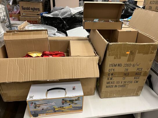 10 stk. ironhand, 17 stk. elektrisk gel legetøjspistol og fjernstyret fly