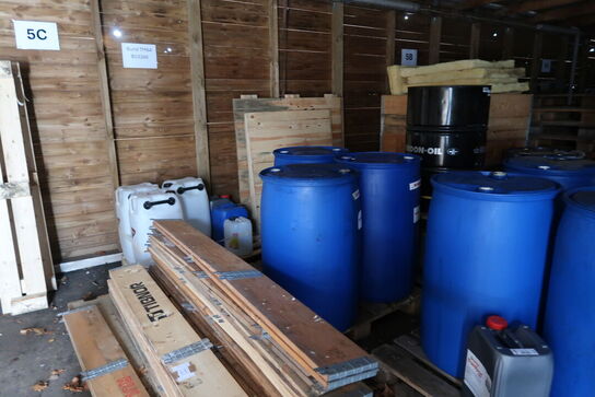 Div. træ, plastiktønder, pallerammer samt EURO-paller