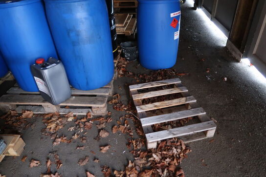 Div. træ, plastiktønder, pallerammer samt EURO-paller