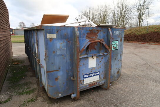 Affaldscontainer med indhold