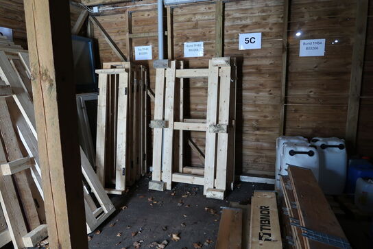 Div. træ, plastiktønder, pallerammer samt EURO-paller