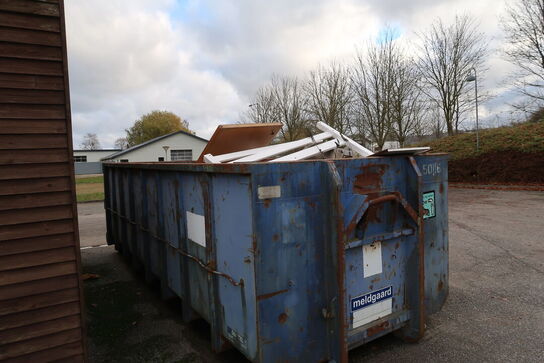 Affaldscontainer med indhold