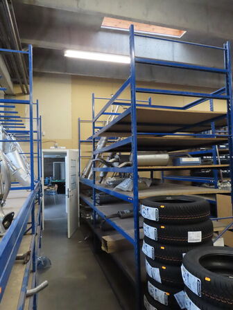 Forskellige reoler til bl.a. udstødninger