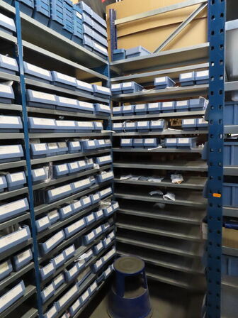 Forskellige reoler til bl.a. udstødninger