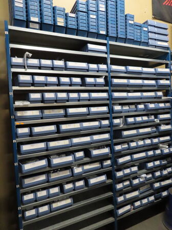 Forskellige reoler til bl.a. udstødninger