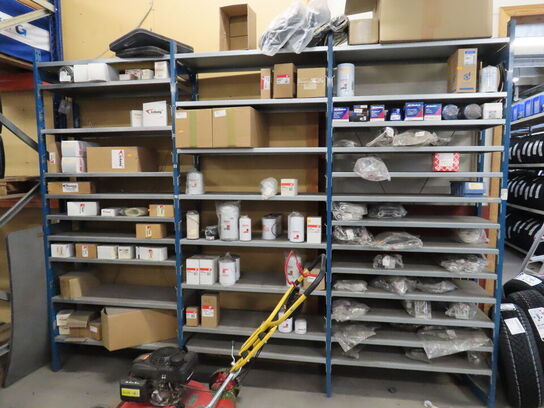 Forskellige reoler til bl.a. udstødninger