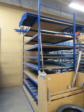 Forskellige reoler til bl.a. udstødninger