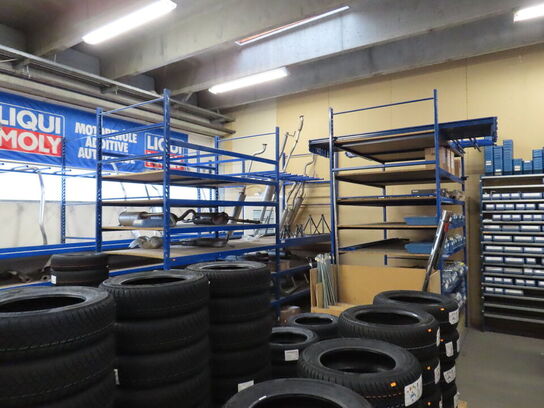 Forskellige reoler til bl.a. udstødninger