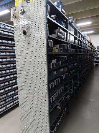 4 rækker med 10-12 fag lagerreoler