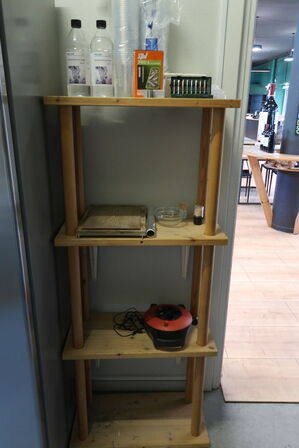 2 reoler med indhold 