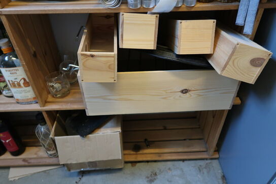 2 reoler med indhold 