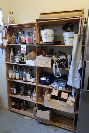 2 reoler med indhold 