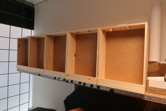 Tøm bord & hylder for indhold + Indhold under bordet 