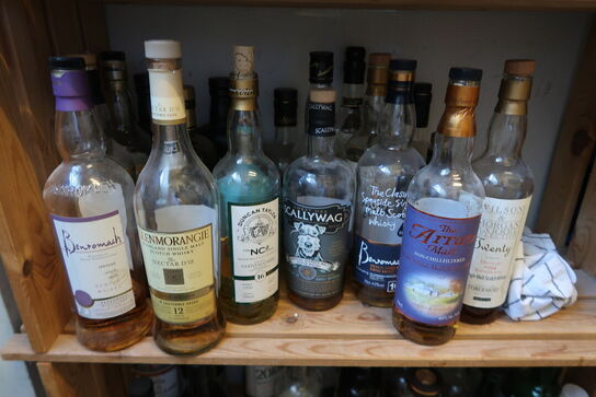 2 reoler med indhold 