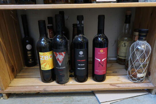 2 reoler med indhold 