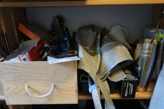 2 reoler med indhold 