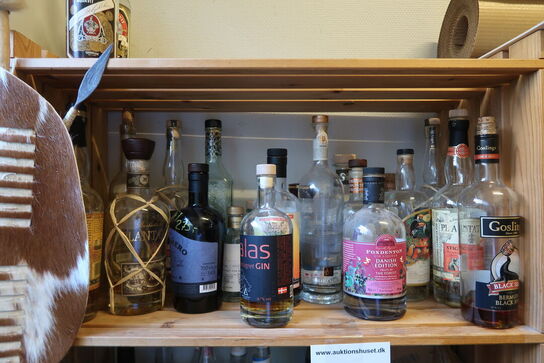 2 reoler med indhold 