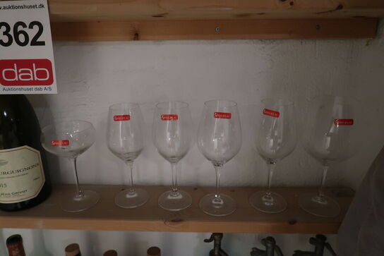 Diverse glas, flasker, dekanter + forklæder 