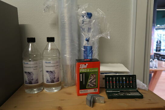 2 reoler med indhold 