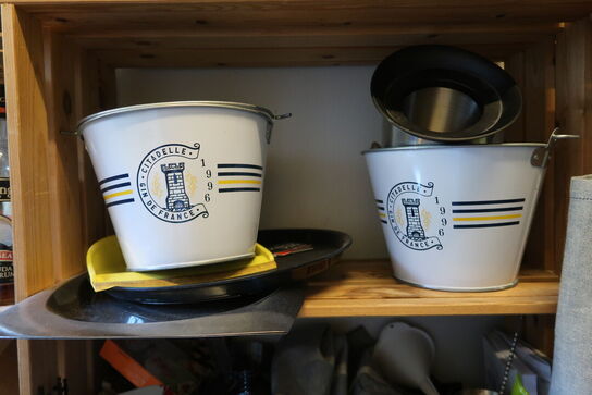 2 reoler med indhold 